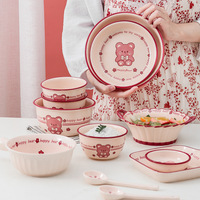 Vaisselle en céramique pour enfants, motif ours de dessin animé mignon, finition émail rouge, haute qualité, vente en gros, ensemble bol et assiette, compatible micro-ondes, style Ins