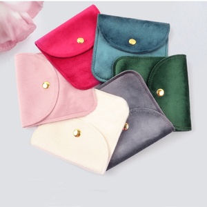 Sac à bijoux en velours imprimé avec logo personnalisé, pochette souple pour anneaux, design personnalisé, emballage pour bracelet avec bouton - Product Image 3