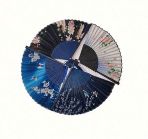 Éventail pliant pour femmes pour mariages, 21 cm, en bambou et soie, style amour sculpté - Product Image 1