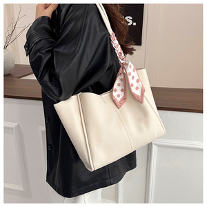 Stylish <b>shoulder</b> <b>bag</b> <b>large</b> capacity fashionable women's <b>bag</b> niche high-end simple and relaxed feel - Product Image 2