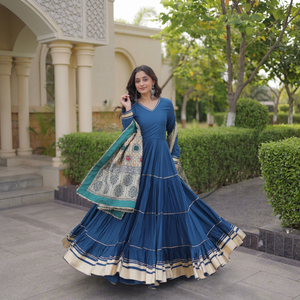 Lehenga Choli en coton bleu avec blouse peplum et bordure dorée, tenue de mariage traditionnelle indienne et pakistanaise pour femme, coupe régulière, longueur ras du sol - Product Image 1