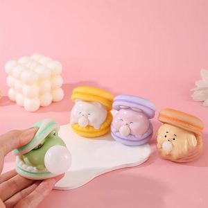 Jouet créatif en forme de macaron pour enfants, durable, portable, en caoutchouc, qui souffle des bulles, décoration de bureau et fonction anti-stress - Product Image 1