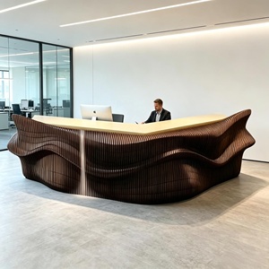 Mostrador de Recepción de Madera Maciza Personalizado con Frente Curvo Paramétrico, Mostrador Moderno para Recepción de Hotel u Oficina - Product Image 2