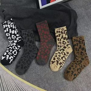 Calcetines de Mujer con Estampado de Leopardo, Algodón, Media Pierna, Transpirables, Estilo Moderno para Primavera y Otoño - Product Image 1