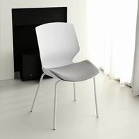 Chaise de conférence minimaliste légère sans accoudoirs empilable pour réception et réunions de bureau