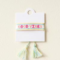 Pulseras al por mayor personalizadas con logo y texto, estilo bohemio, con cinta, letras bordadas, borlas y tejido religioso.