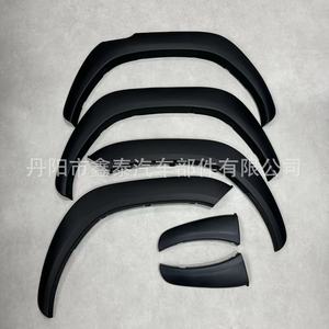 Toyota Hilux 2016 - Extensions d'ailes noires en PP pour passages de roues - Accessoires pour camionnettes - Product Image 1