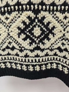 Jersey de punto de hombro negro de inspiración nórdica con patrones geométricos tradicionales Fair Isle logotipo frontal de estilo informal - Product Image 3