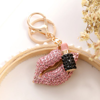 Porte-clés élégant en métal avec pendentif en forme de sac, symbole de luxe, avec strass 3D pour couple, pour baume à lèvres brillant pour femme
