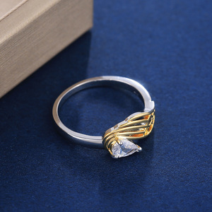 Anello Bicolore da Donna con Cristalli, Regolabile, Tono Oro, Gioiello Elegante per Uso Quotidiano - Product Image 2