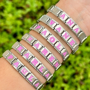 Pulseras de eslabones de acero inoxidable al por mayor, elásticas, DIY, con módulos de letras iniciales de alfabeto rosa esmaltado y dijes italianos - Product Image 3