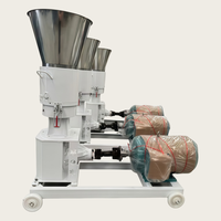 Les fermes utilisent des machines à granulés manuelles de petite taille pour la production d'aliments pour volailles et bétail, destinées aux élevages avicoles et bovins.