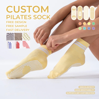 Chaussettes de Pilates respirantes, durables et respectueuses de la peau, avec logo personnalisé, jaune beurre, rayures blanches, semelle à pois, design gratuit