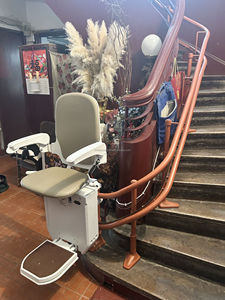 Monte-<span class=keywords><strong>escalier</strong></span> électrique certifié CE avec capacité de charge de 120 kg, siège pivotant, rail incurvé, pour personnes âgées - Product Image 4