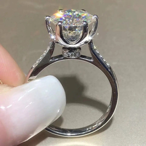 Huitan, venta al por mayor, diseño clásico de 6 garras, anillo de dedo de compromiso de diamante imitado para boda, anillos de circón chapados en plata para mujer - Product Image 1