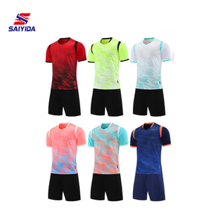 Groothandel op maat gemaakte bedrukte voetbaltenues voor kinderen, OEM-service uniformen voor schoolteamwedstrijden en kleding voor volwassenen - Product Image 1