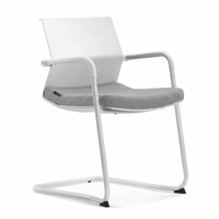 Chaise de conférence ergonomique, dossier en polypropylène, assise rembourrée en tissu, cadre blanc thermolaqué, accoudoirs, moderne, bureau, maison