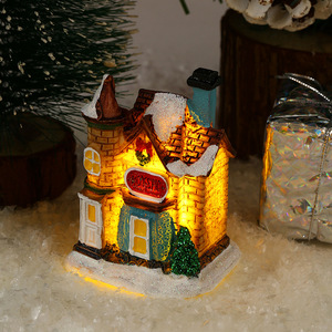 Redeco - Conjuntos de Casitas Navideñas con Luces LED, Figuras de Resina, Decoración Navideña para Interiores - Product Image 6