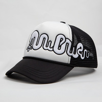 Gorra Trucker con Malla Frontal de Espuma, Bordado de Letras con Diseño de Grafiti Blanco, Gorra Urbana Bicolor en Blanco y Negro