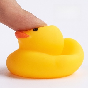 Mini Patitos de Goma Amarillos para Decoración de Baby Shower con Sombrero, Gafas de Sol, Collar y Adornos, Juguetes de Pato Flotantes para Bañera - Product Image 3
