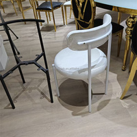 Chaise de salle à manger NIKA de luxe avec cadre doré noir et revêtement en cuir PU, rembourrage en velours blanc, pieds en métal, chaises pour hôtel, banquet, événement, mariage
