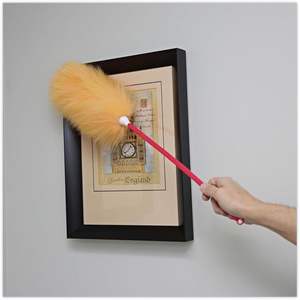 Plumero de lana de cordero Boardwalk de 26 pulgadas con mango de plástico, colores surtidos - Product Image 3