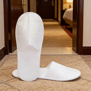Pantoufles jetables en tissu non tissé, écologiques, à <span class=keywords><strong>prix</strong></span> de gros, 4-5 mm, pour spa et hôtel à Dubaï - Product Image 1