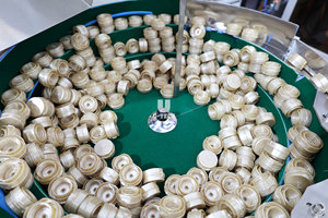 Máquina de inserción de punzonado de gel de sílice, mesa giratoria automática tipo 3 piezas, máquina de montaje de cubiertas cosméticas de plástico - Product Image 5