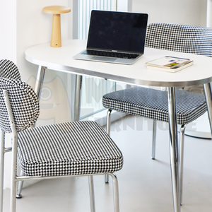 Table à manger Maison Hailey, design moderne et contemporain, surface durable et facile à nettoyer, pieds en chrome de qualité supérieure, acier thermolaqué - Product Image 6
