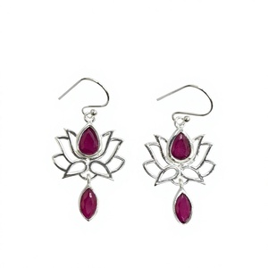 Pendientes artesanales de plata 925 con rubí, diseño de filigrana de loto, regalo de boda o aniversario para mujer - Product Image 3