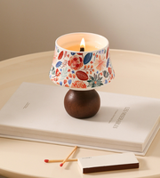 Mini-Tischlampe in Form einer Duftkerze aus Sojawachs mit Farbigem Blumendruck, Keramik-Lampenschirm, Holzsockel im Vintage-Landhausstil