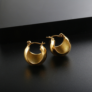 Pendiente con forma de bola Huggie, pendientes gruesos de aro Huggie redondos de acero inoxidable chapados en oro de 18K - Product Image 3