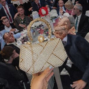 Bolsa de mano india artesanal para mujer con rayas bordadas estilo satchel tipo potli con cordón, ideal para recuerdos de fiesta. - Product Image 3