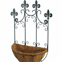 Support de panier suspendu décoratif en fer forgé avec motif Fleur de Lys et doublure en coco pour la décoration de jardin et de patio