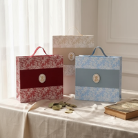 [Auf Lager] Maßgefertigte Geprägte Hochzeitsgeschenkbox für Parfüm und Kerzen, Quadratische Box mit Griff und Magnetverschluss, Hochwertige Wildlederbox