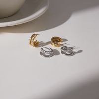 Anting Hoop Bentuk C Berlapis Ganda dari Baja Anti Karat J&D Jewelry dengan Zirkonia Putih, Perhiasan Anti Kusam untuk Wanita