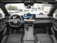 Voiture compacte à essence 2026 Lynk & Co 03 2026 1.5TD DCT Plus berline 4 portes, 5 places pour les trajets quotidiens
