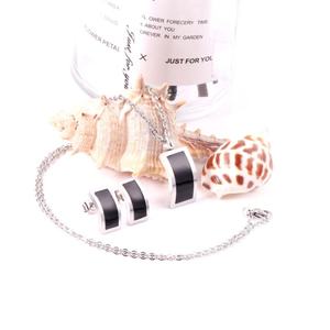 Ensemble collier et boucles d'oreilles rectangulaires géométriques incurvés élégants et raffinés en or et en argent - Product Image 6