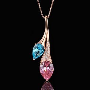 Collier pendentif élégant et lisse en cuivre écologique avec zircone cubique rouge et verte taille poire, bicolore, pour femme, usage quotidien - Product Image 3