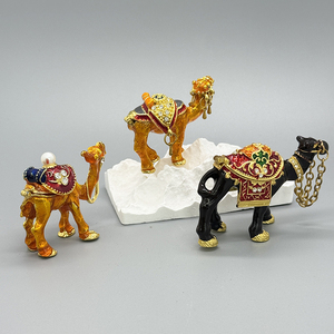 Vente en gros de métal Arabie Saoudite Émirats Arabes Unis Qatar Oman Souvenir touristique or 3D coloré chameau dromadaire Camelus dromedarius cadeaux souvenirs - Product Image 6