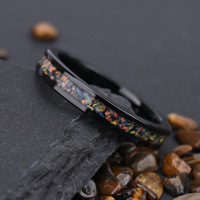 Bague en carbure de tungstène de 4 mm avec incrustation d'opale colorée pour cadeau ou anniversaire, ajustement confortable, incrustation d'opale de feu concassée, bague minimaliste pour filles