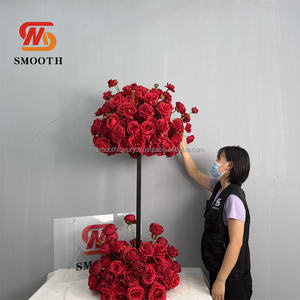 Arrangement de fleurs de rose en soie rouge artificielle lisse faite à la main boule de fleurs rouges décoratives de mariage de Noël - Product Image 1