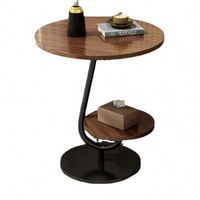 Table basse de salon moderne de luxe, circulaire, en métal ajouré, avec pieds en marbre brillant, idéale comme table d'appoint ou de chevet.