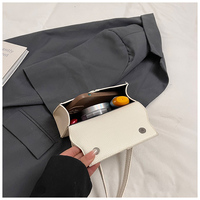 Kieselstein-Optik Mini-Klapptasche mit Metallverschluss PU-Umhängetasche für Damen Täglicher Arbeitsweg