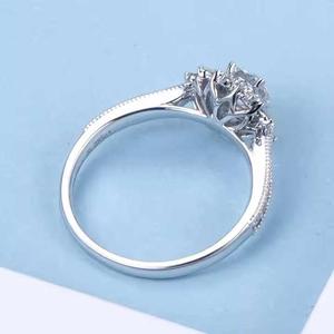 Anillo de Diamante Moissanita de Plata de Ley 925 con Corte Brillante para Compromiso, Boda y Ocasiones Especiales - Product Image 4