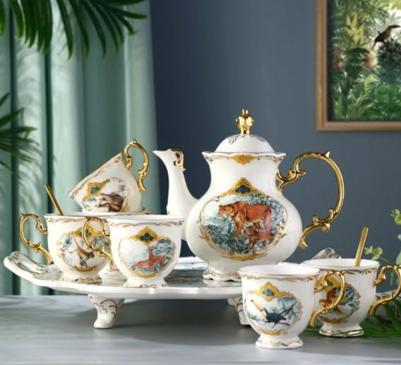 1 pot, 1 assiette, 6 tasses, 6 cuillères