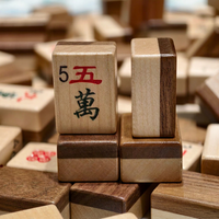 Jeu de Mahjong américain classique, tuiles en bois bicolores, faces peintes avec des jokers, des fleurs et des ventes.