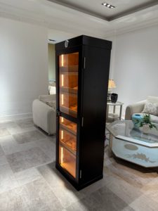 습도계 및 스페인 삼나무 목재가있는 맞춤형 미니 레드 싱글 도어 시가 휴 미더 캐비닛 쇼케이스, LED 조명 포함 - Product Image 3