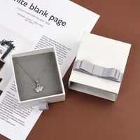 Boîte à bijoux de luxe avec logo personnalisable haut de gamme, tiroir, matériau papier exquis, rangement pour bagues, boucles d'oreilles, colliers - un cadeau de luxe