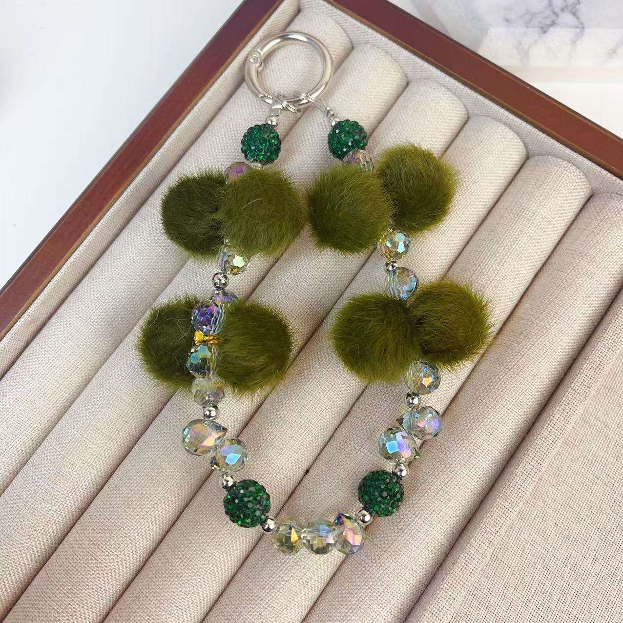 ลูกบอลขนสีเขียว